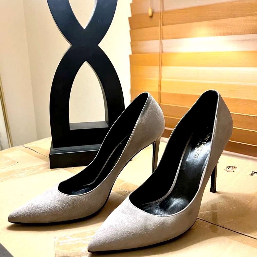Saint Laurent Gray Suede Pointed Toe
Pump - Size 10.5/41